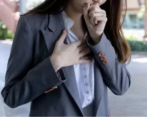 胸が苦しい女性
