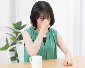 体調が悪い女性